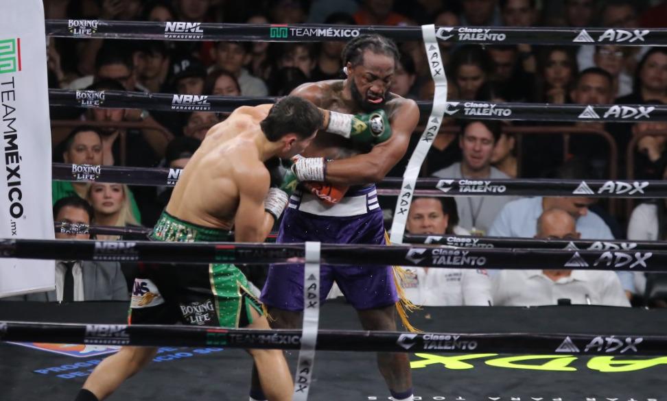 $!Marco Verde triunfa en su debut profesional en casa