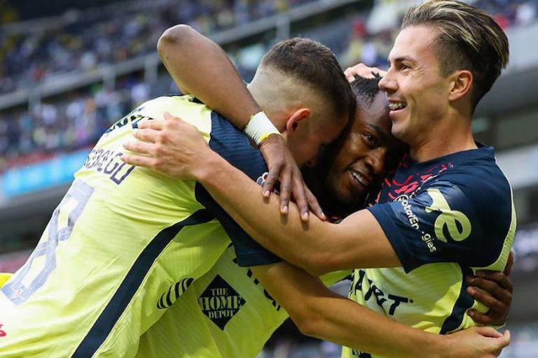 La ovación a Renato Ibarra, acusado de agredir a su esposa, causa polémica en redes