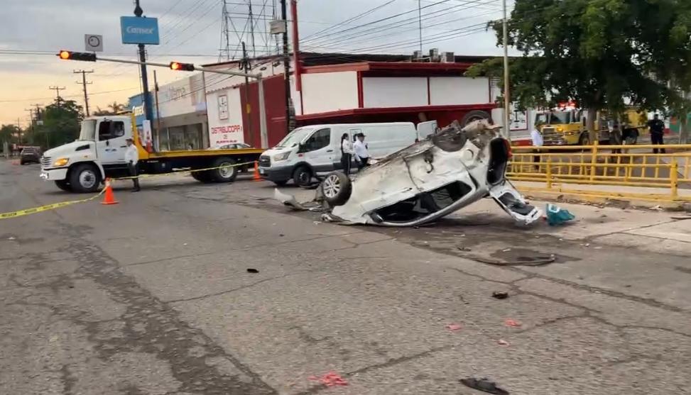 $!Choque en Los Mochis deja a una mujer sin vida y a un chofer de plataforma grave