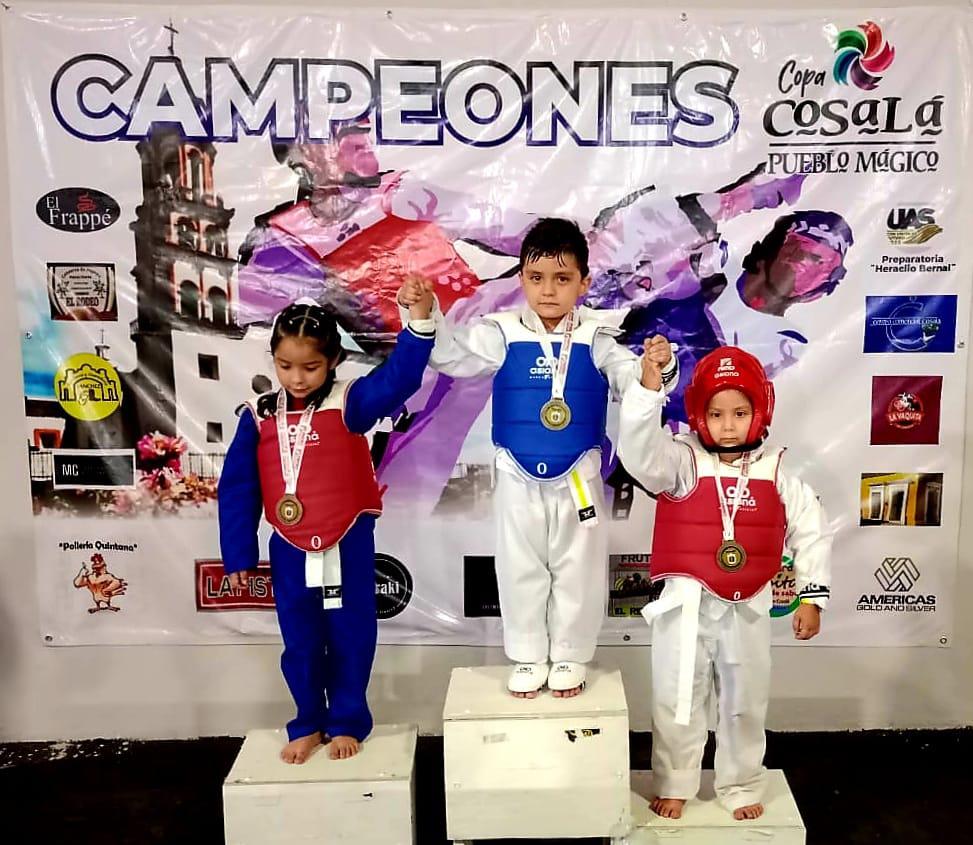 $!Mazatlecos regresan con primeros lugares de la Copa Cosalá de Taekwondo