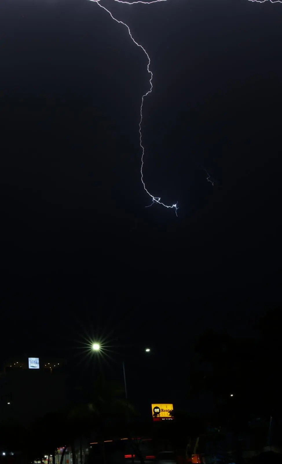 $!Registra el norte de Mazatlán actividad eléctrica; prevén lluvias por la noche y madrugada