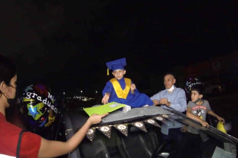 Culminan etapa estudiantil en formato autocinema