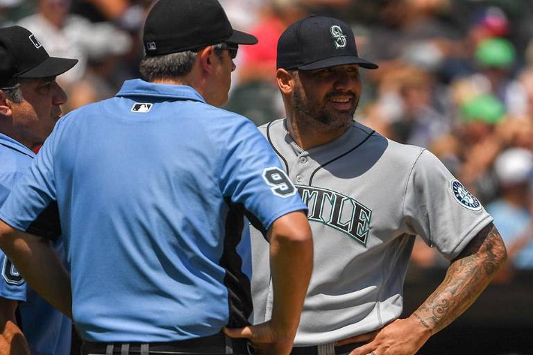 Héctor Santiago es expulsado tras revisarle el guante, en las mayores