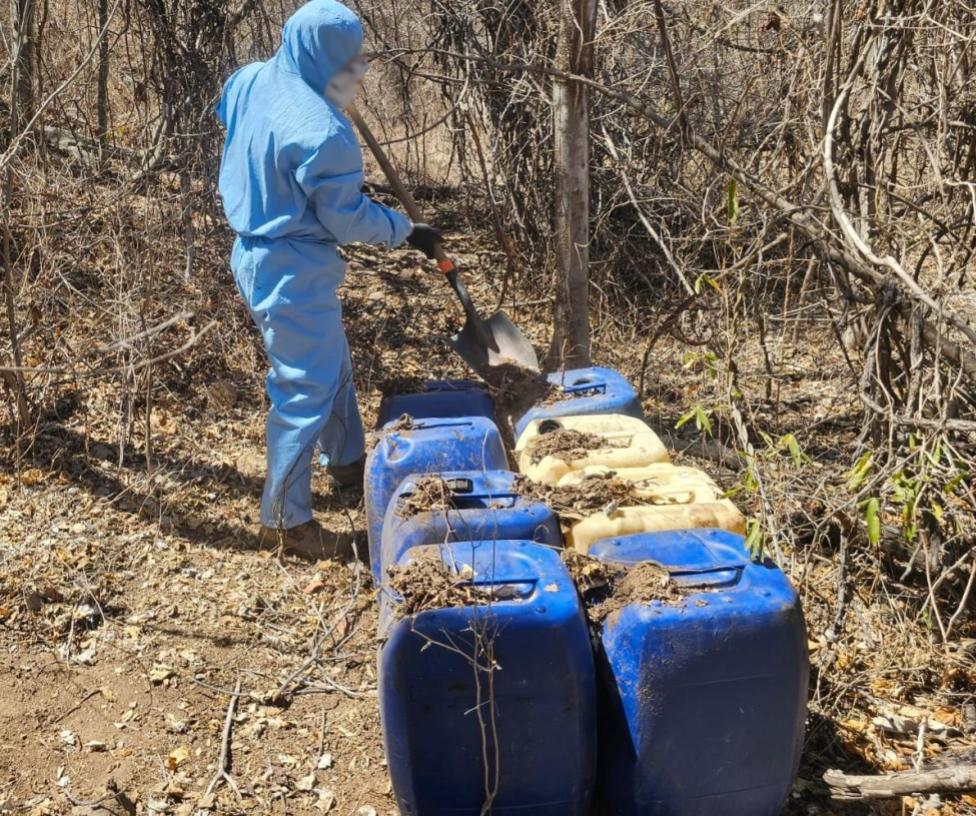 $!Ejército asegura más de 6 mil litros de sustancias químicas en zonas rurales de Culiacán