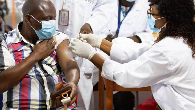 Un hombre en Abidjan, Côte d’Ivoire, recibe la vacuna del Covid-19 enviada por el mecanismo COVAX de la OMS.