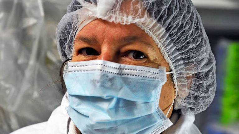 Esta mujer trabaja en la cocina de un hospital en Francia.