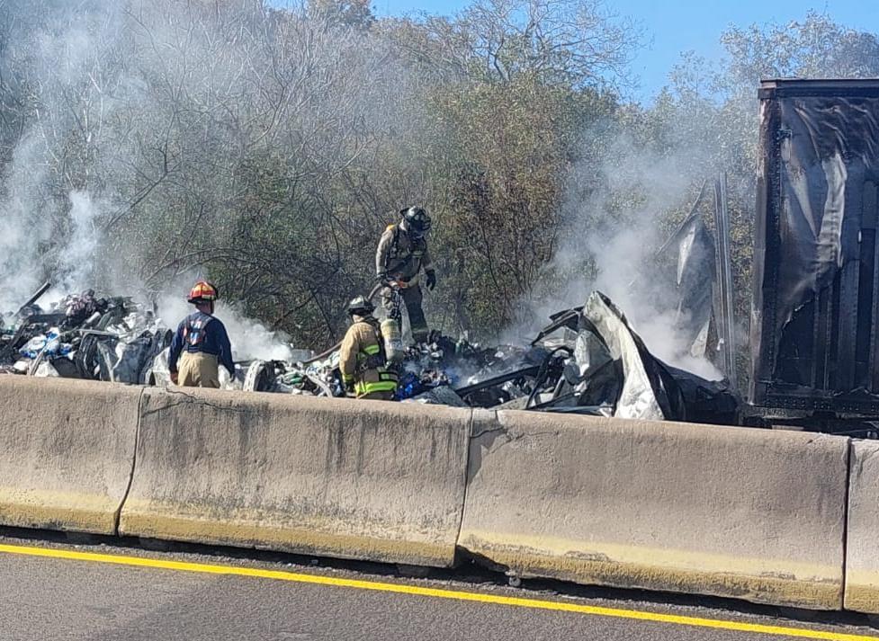 $!Chofer de tráiler muere carbonizado al chocar en la autopista Mazatlán-Culiacán