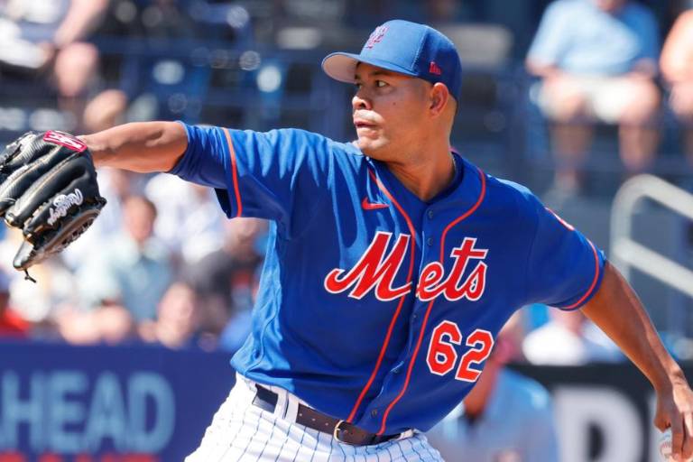 El lanzador colombiano José Quintana será operado por fractura en la costilla