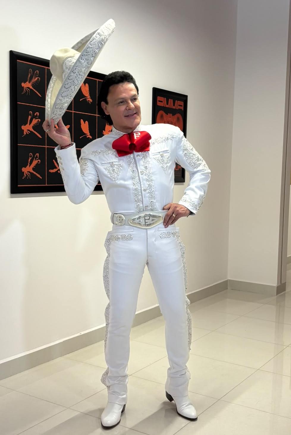 $!El cantante estuvo acompañado por mariachi durante la grabación del video, que tendrá una propuesta visual inspirada en el romanticismo de la canción.