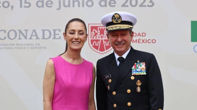 Claudia Sheinbaum Pardo con el entonces Secretario de Marina José Rafael Ojeda Durán.