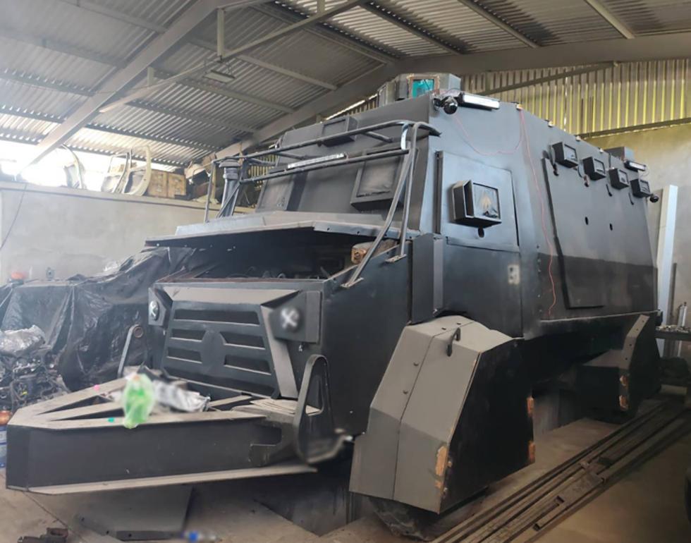 $!Aseguran vehículos ‘monstruo’ y armamento en operativo en Michoacán