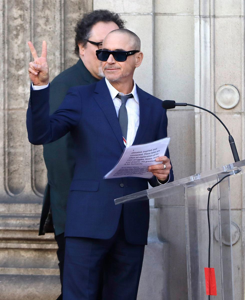 $!Recibe el cineasta Jon Favreau su estrella en el Paseo de la Fama