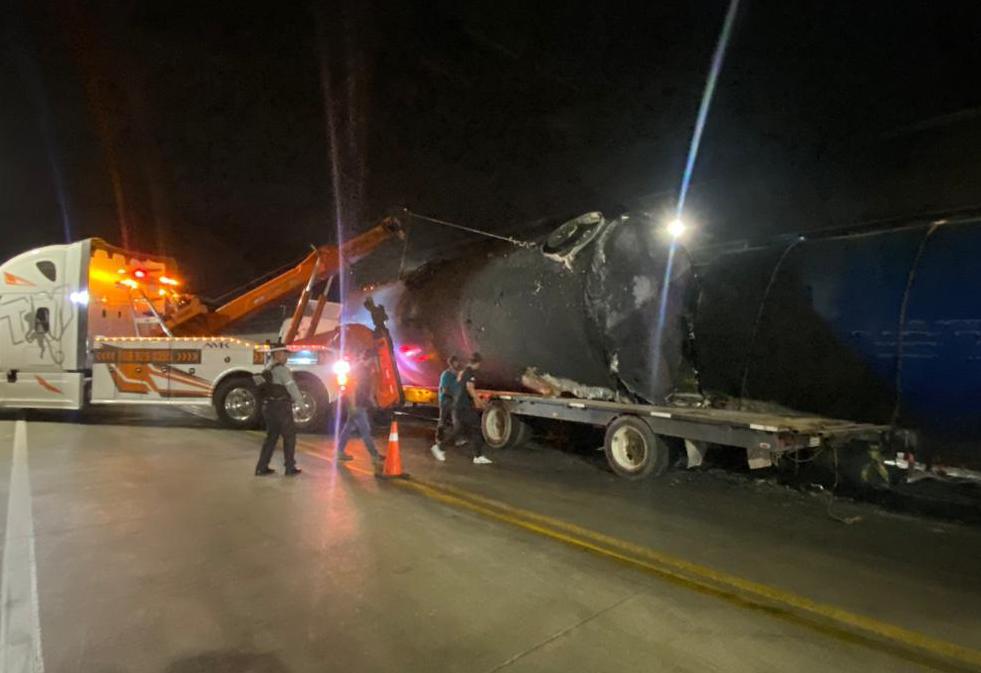 $!Tráiler sé ‘atora’ en túnel de la Durango-Mazatlán tras incendio en sus llantas; provoca cierre