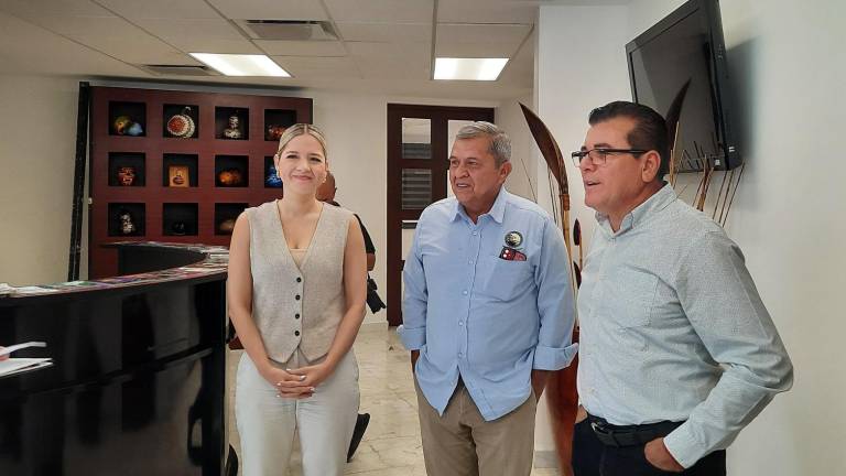 La titular de la Sectur, Estrella Domínguez Palacios, junto al Administrador del Sistema Nacional Portuario en Mazatlán y el alcalde de Mazatlán.