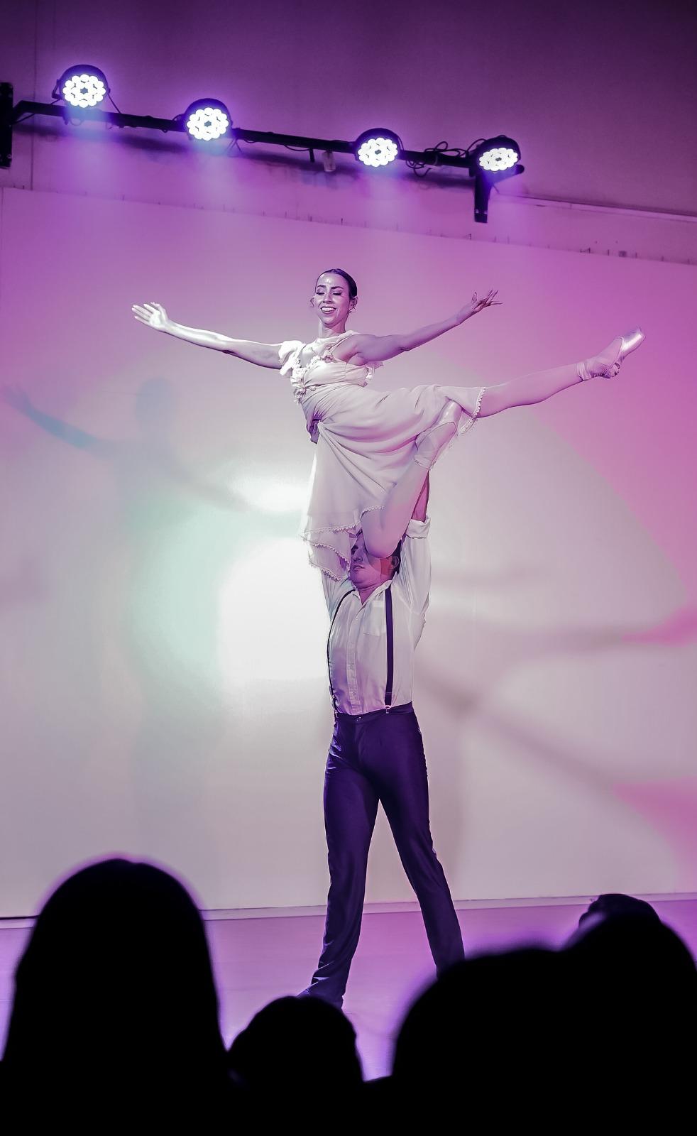 $!Los integrantes de la Compañía de Ballet Clásico del Centro Municipal de las Artes acompañaron con sus coreografías las interpretaciones musicales.