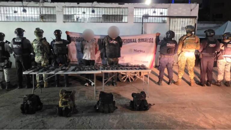 Dos detenidos, seis fusiles y una camioneta robada fueron asegurados tras el ataque a policías.