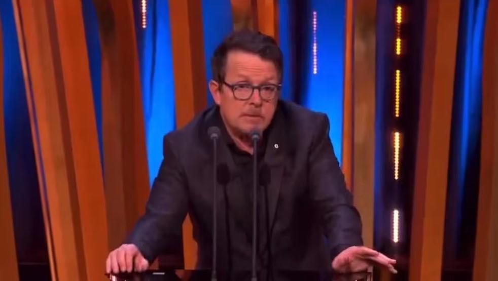 $!Michael J. Fox subió al escenario para presentar esta categoría en medio de una ovación.