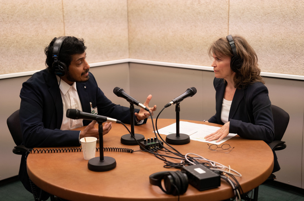 $!El actor mexicano Tenoch Huerta durante una entrevista con Nathalie Minard, productora de noticias de la ONU con sede en Ginebra.