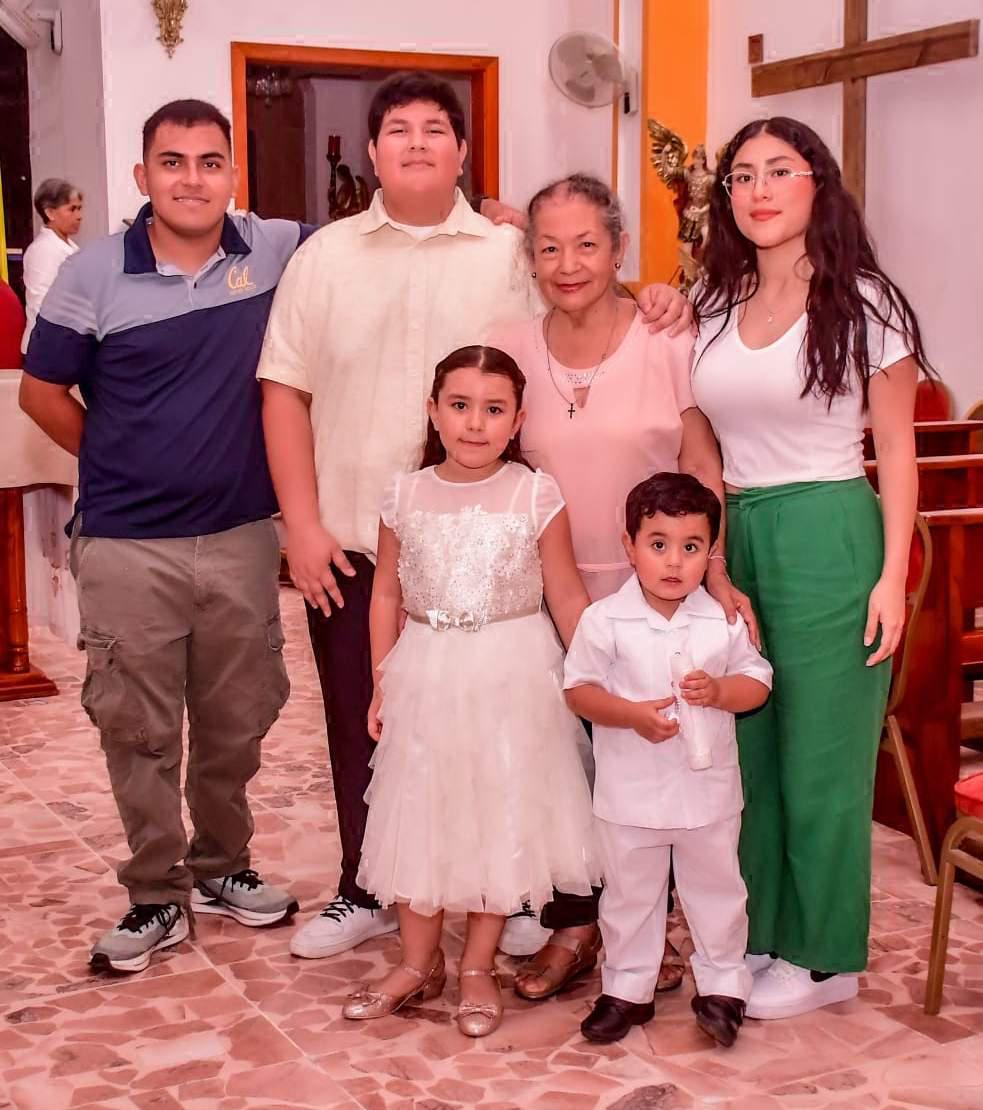 $!Silvia Velarde Ontiveros entre sus nietos, Ernesto de Jesús Loubet Rubio, Sebastián Loubet Velarde, Cristina Toledo Loubet y los pequeños, Regina y Emilio Loubet Lerma.