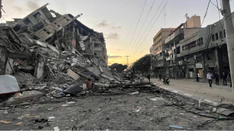 Los ataques israelíes han destruido edificios e infraestructuras en Gaza.