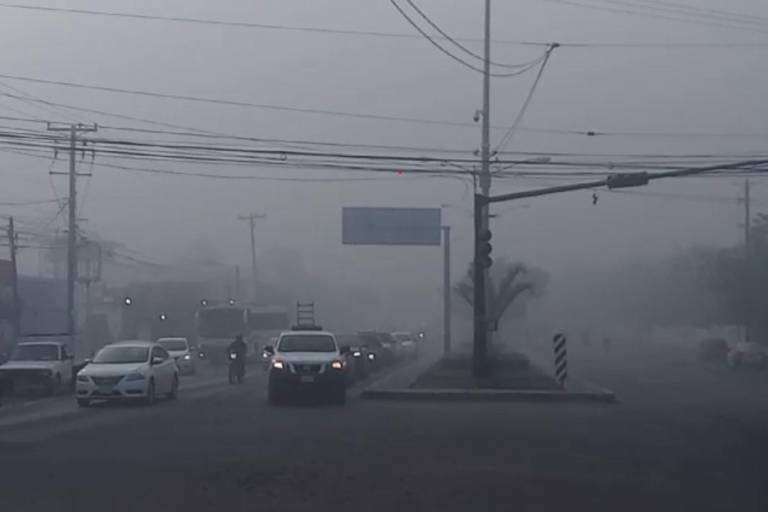 Afecta intensa nube gris y negra con olor a humo a Mazatlán; Gobierno municipal recomienda uso de cubrebocas