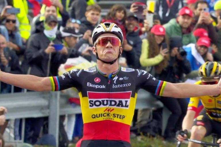 Evenepoel pone la bandera de líder de la Vuelta a España en Arinsal