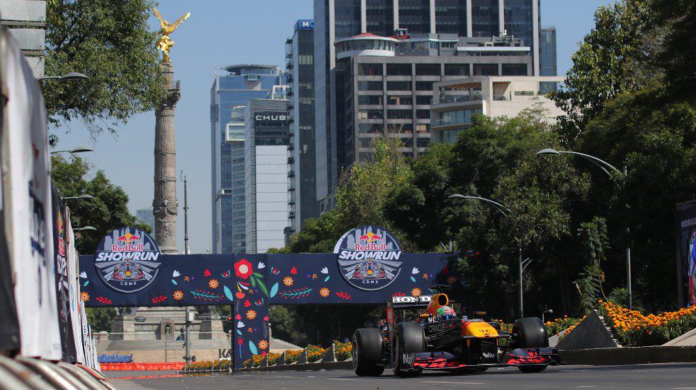$!Miles abarrotan Reforma para disfrutar de la exhibición de Checo Pérez en la Ciudad de México