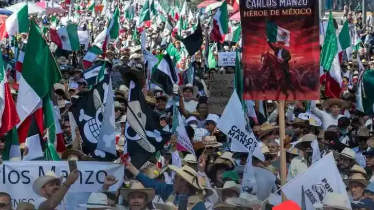 Manifestantes de distintas edades denunciaron inseguridad y falta de respuesta gubernamental; al llegar al Zócalo surgieron choques entre encapuchados y policías.