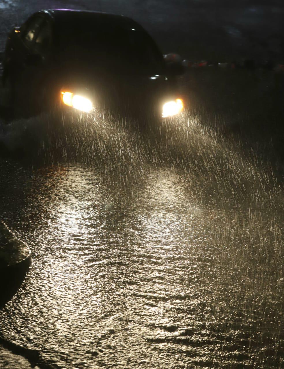 $!Cae fuerte lluvia, acompañada de rachas de viento, en Mazatlán
