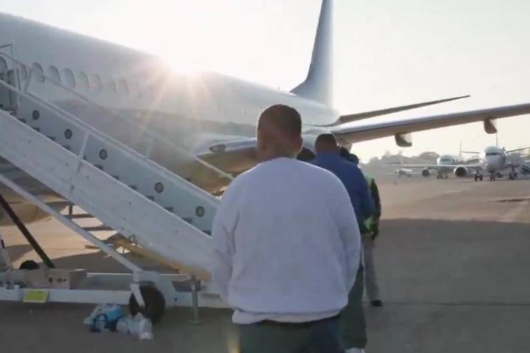 Congreso EU aprueba ley para detener migrantes por delitos menores; Pentágono deportará en aviones