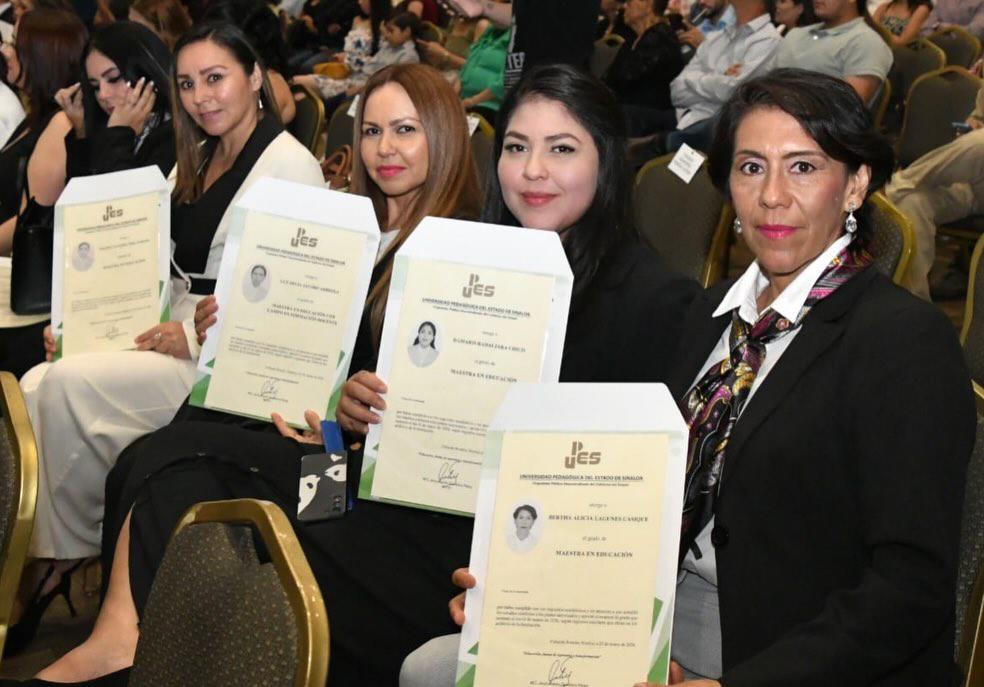 $!Egresadas de su maestría y doctorado muestran orgullosas sus diplomas.
