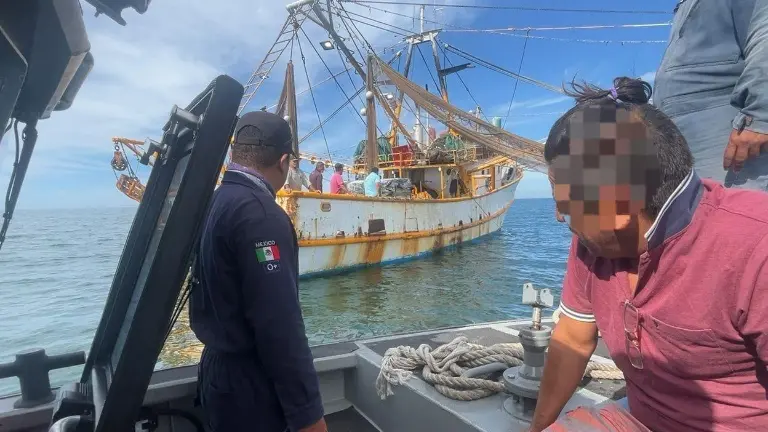 El pescador fue evacuado de la embarcación camaronera, y fue trasladado al muelle de Altata, donde ya lo esperaba una ambulancia y personal de la Cruz Roja