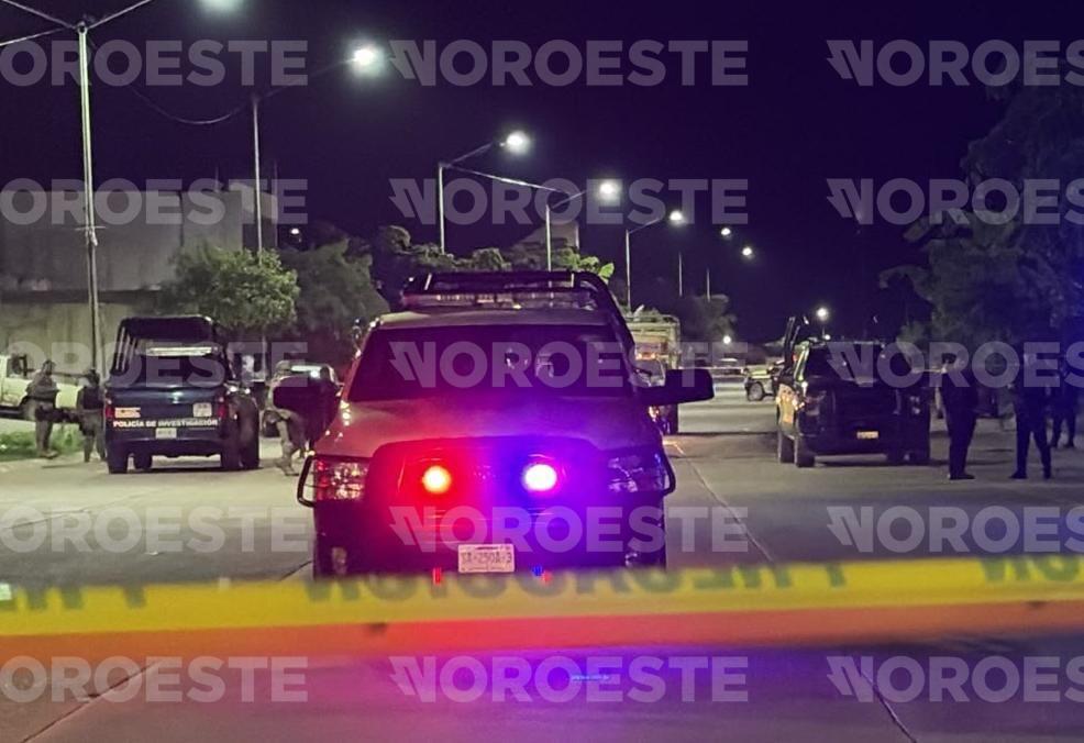 $!Rafaguean a pareja que circulaba en camioneta de redilas en Pradera Dorada V, en Mazatlán; hay un muerto y una mujer herida