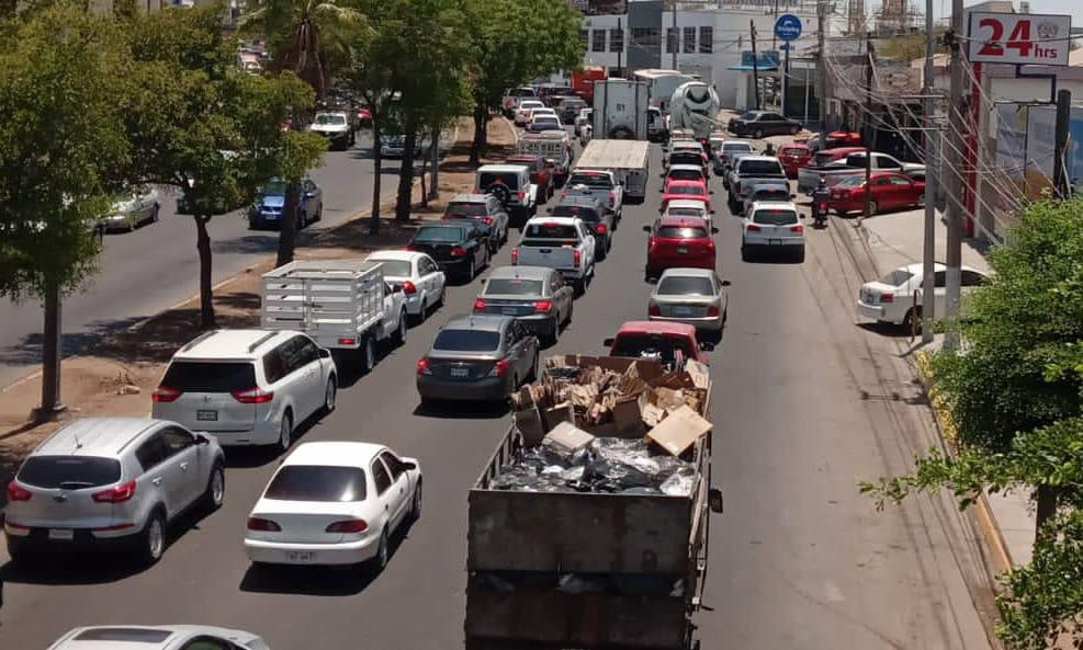 $!Maiceros toman Culiacán y paralizan el Aeropuerto