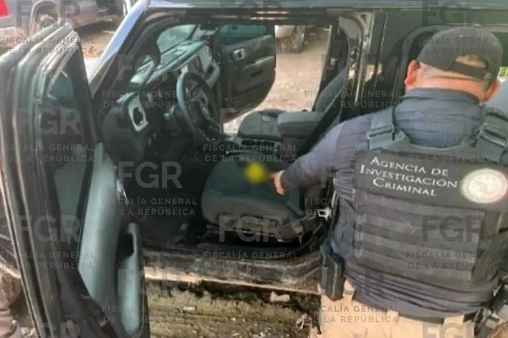 $!Catean bodega en Las Golondrinas, Guasave; asegura FGR vehículos blindados