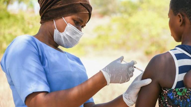 Una mujer recibe la vacuna contra el Covid-19 en el distrito de Kasungo, en Malawi.