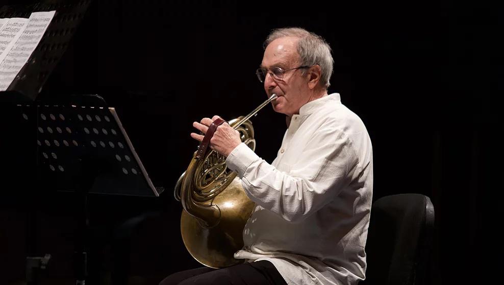 $!El maestro Gordon Campbell habló de su experiencia interpretando música de Brahms.