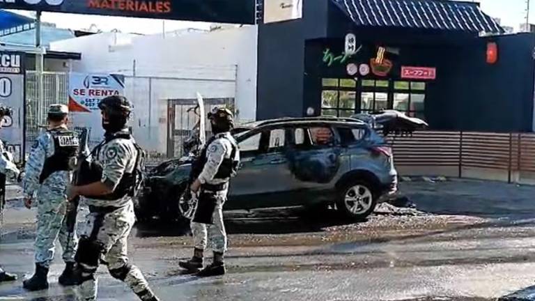 La camioneta Ford Escape terminó con pérdidas totales tras incendiarse por una posible falla mecánica.