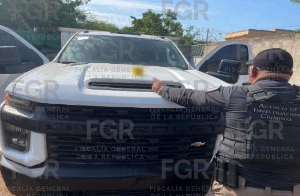 $!Catean bodega en Las Golondrinas, Guasave; asegura FGR vehículos blindados