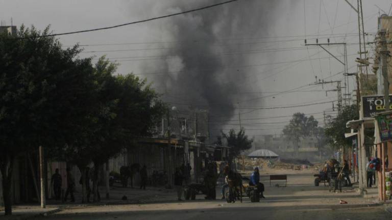 Una columna de humo marca el lugar del impacto de un bombardeo israelí en la Franja de Gaza.