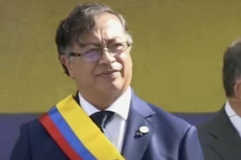 Gustavo Petro rinde protesta como el primer Presidente de izquierda en Colombia