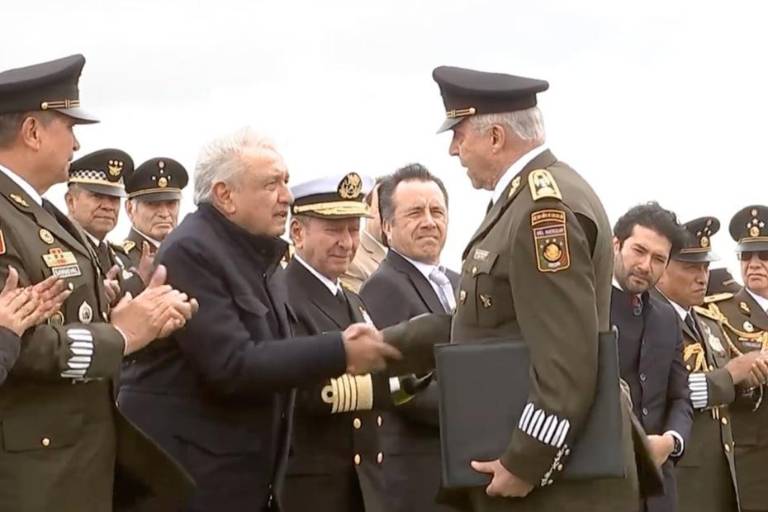 AMLO condecora al General Cienfuegos, ex titular de la Sedena con EPN