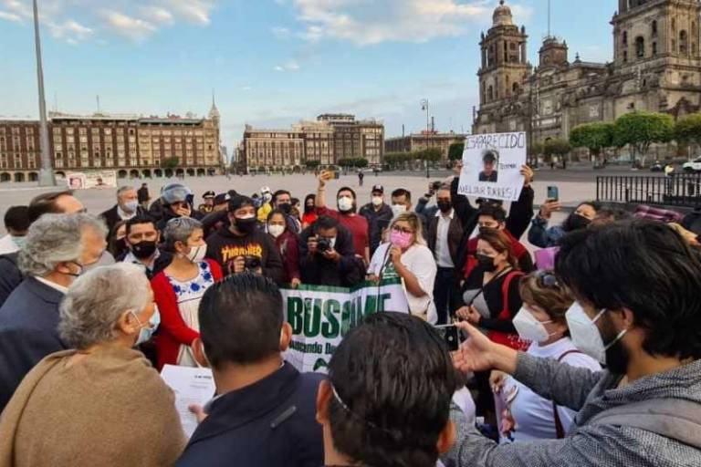 Madres de desaparecidos protestan afuera del Palacio Nacional