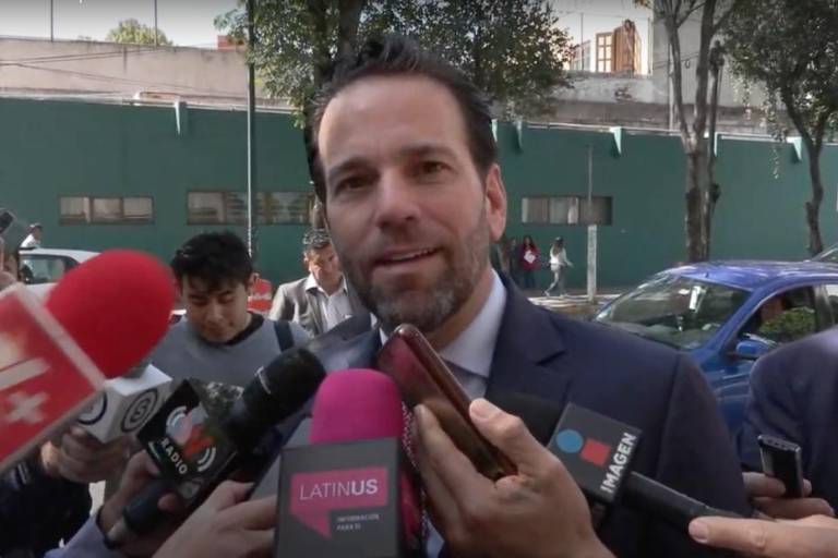 Loret de Mola se carea en Juzgado con hermano de AMLO