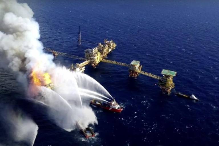 AMLO culpa a privados de accidentes en plataformas de Pemex