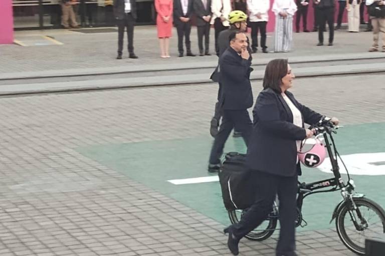 Xóchitl llega en bici al INE para primer debate presidencial; ‘ya se van los corruptos’, dice