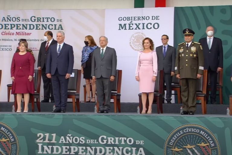 Durante desfile militar, AMLO exige a EU levantar el bloqueo contra Cuba