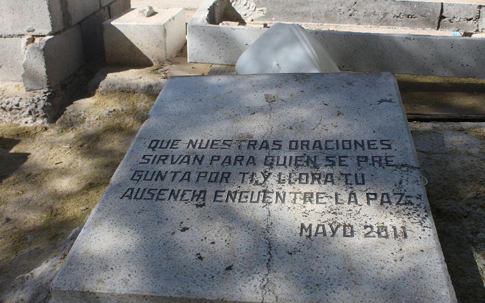 $!El cadáver de una mujer no identificada fue enviado a la fosa en 2011. Aparentemente el DIF municipal colocó una lápida con epitafio en su memoria.