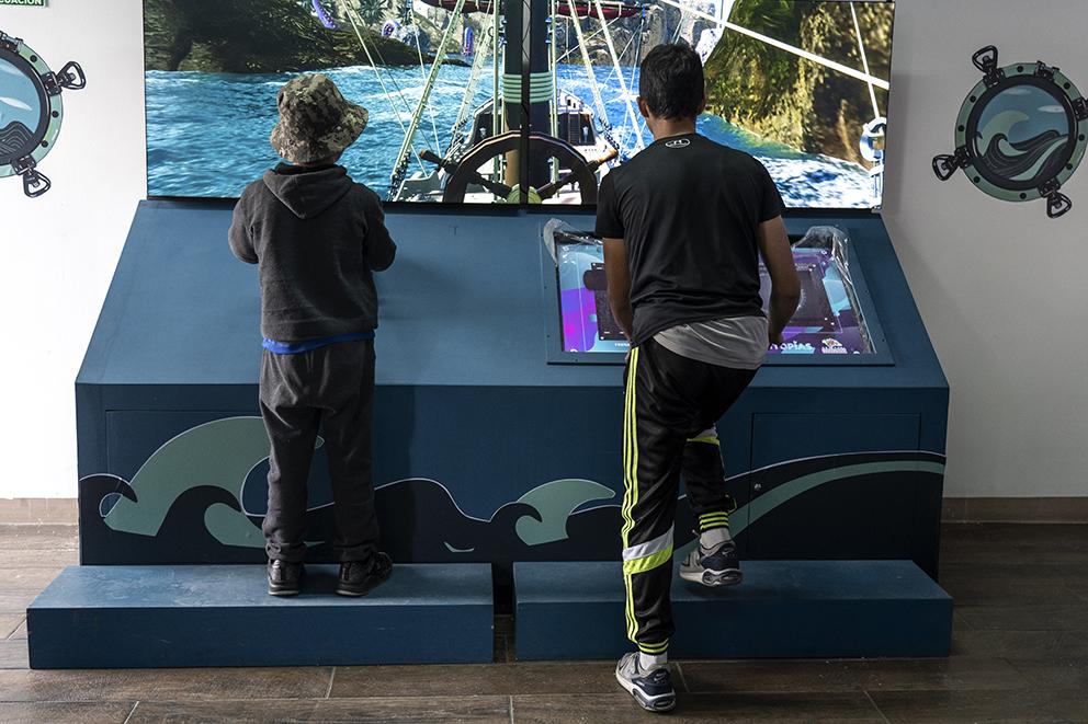 $!Niños juegan con el simulador de un barco en la Utopia, El Barco. Foto: Duilio Rodríguez