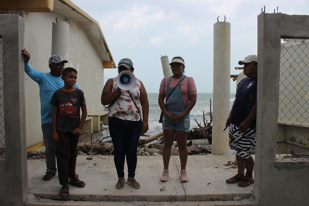$!Desde las ruinas de la escuela, Guadalupe Cobos y sus vecinos dan cuenta de la tragedia que viven al vivir en un pueblo que se va a llevar el mar.